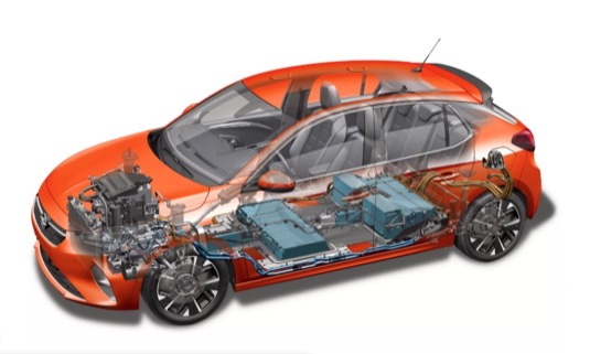 Pohled na vnitřnosti elektromobilu Opel Corsa-e. Baterie jsou umístěny především pod zadními sedačkami.