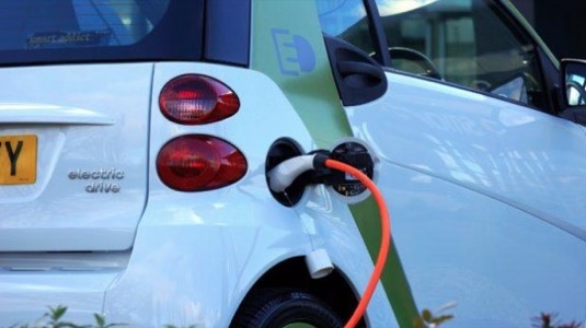 elektromobil smart ed u nabíjecí stanice