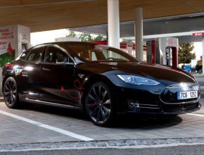 auto elektromobil Tesla Model S na nabíjecí stanici Supercharger ve Vystrkově.