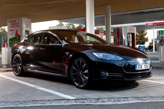 auto elektromobil Tesla Model S na nabíjecí stanici Supercharger ve Vystrkově.