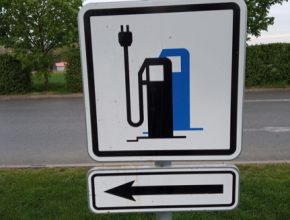 auto značka nabíjecí stanice