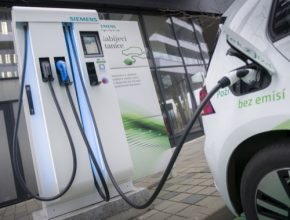 Společnost Siemens, dodavatel komplexního řešení pro nabíjecí infrastrukturu elektromobilů, je technologickým partnerem třídenního podniku. Rallye se koná pod hlavičkou Mezinárodní automobilové federace.