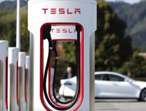 auto elektromobil Tesla Model S se nabíjí na nabíjecí stanici Tesla Supercharger