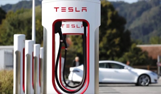 auto elektromobil Tesla Model S se nabíjí na nabíjecí stanici Tesla Supercharger