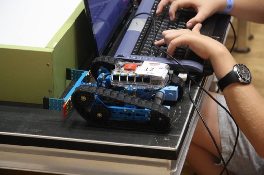 robotický den roboti