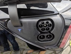 auto elektromobil Tesla nabíjecí konektor