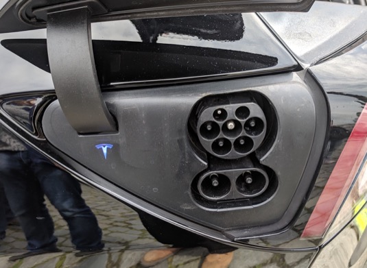 auto elektromobil Tesla nabíjecí konektor