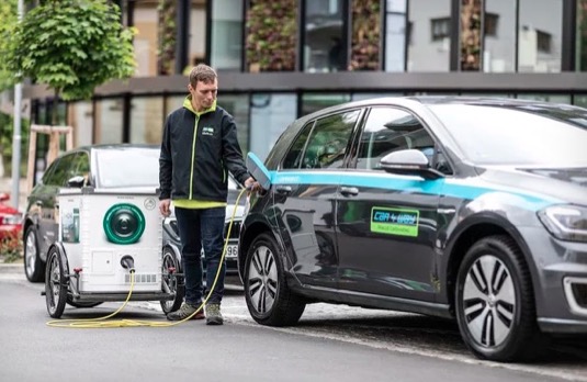 auto mobilní nabíjecí stanice E-Mona nabíjí elektromobily Car4Way
