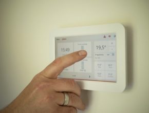 Pohodlné bydlení znamená i správné vytápění. České domácnosti ale své byty zároveň často přetápí na zbytečně vysoké teploty. Přitom snížení o jediný stupeň může účet za energie snížit i o několik procent.