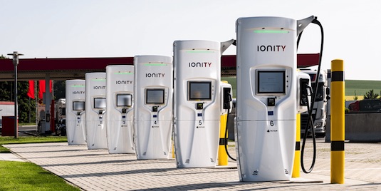 auto ultra-rychlonabíjecí stanice Ionity v německém Brohltalu