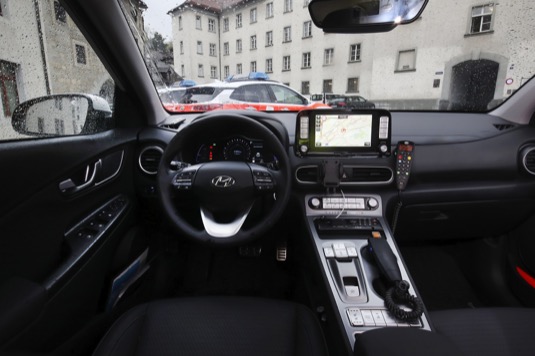 Elektromobil Hyundai Kona Electric jako policejní auto.
