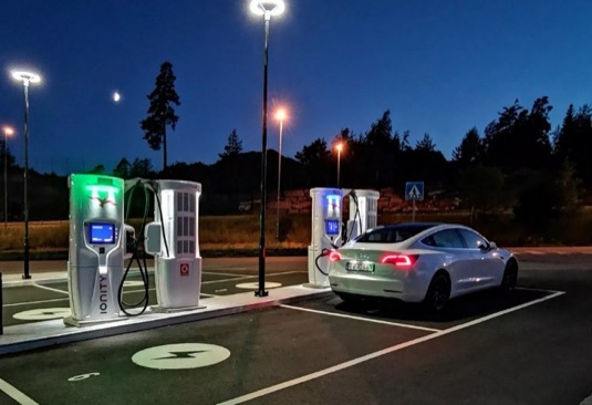 auto elektromobil Tesla Model 3 na nabíjecí stanici Ionity v Norsku