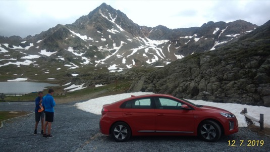 Elektromobil Hyundai Ioniq Electric v italských Alpách