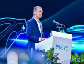 Šéf Volkswagenu Dr. Herbert Diess: „Čínský automobilový trh má pro elektrickou ofenzivu Volkswagenu rozhodující význam. Lokálními partnerstvími a intenzivnějším vývojem v této zemi chceme upevnit naši vedoucí roli.“