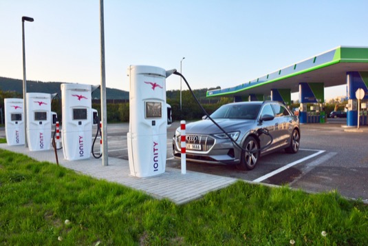auto elektromobil Audi e-tron u nabíjecí stanice Ionity Beroun