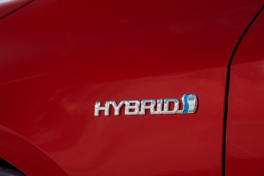 Hybridní auto značky Toyota poznáte snadno