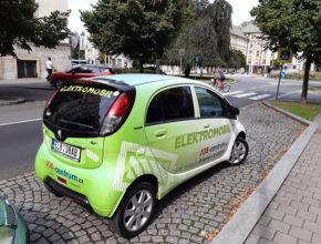 auto elektromobil Peugeot iOn parkování na vyhrazeném stání zdarma
