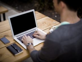 Do práce chodí v pyžamu a při vyřizování ranních e-mailů si v klidu čistí zuby. Tak vypadá život některých Čechů.