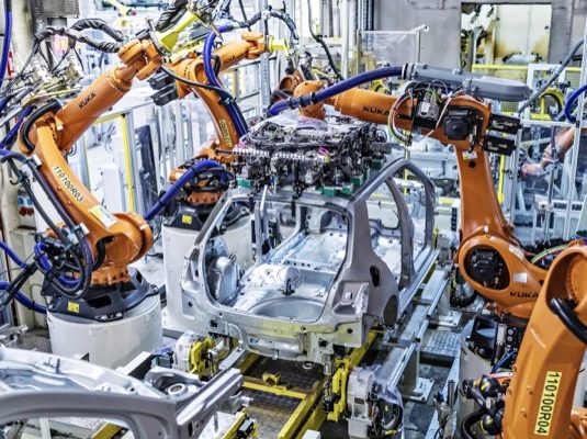Nové svařovací roboty rozšířily kapacitu pro výrobu chystaného elektromobilu v Mladé Boleslavi. Nový ultrakapacitor v Kvasinách slouží k vyrovnávání výpadků nebo poklesů napětí přicházejících z distribuční sítě.