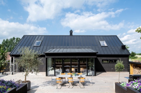 Nový střešní systém Lindab SolarRoof splňuje nejen požadavky na ekologicky udržitelnou výstavbu a úsporu nákladů, ale také na estetičnost.