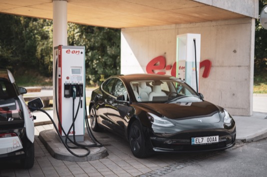 Ultrarychlá dobíjecí stanice ve Vystrkově, jejíž technologii dodala firma ABB, je první ze čtyř podobných stanic, které E.ON v Česku postupně vybuduje. Další ultrarychlé dobíjecí stanice pro elektromobily se objeví podél hlavních dopravních koridorů.