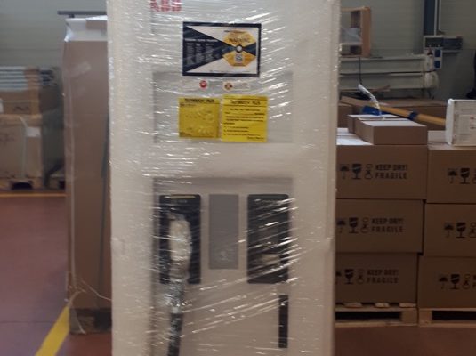 Ultra-rychlá nabíjecí stanice elektromobilů od společnosti ABB prozatím ještě čeká ve skladu. Brzy už by se ale měla objevit v ulici Duhová v Praze u sídla skupiny ČEZ.