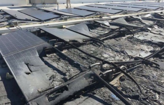 spálené solární panely střešní elektrárny SolarCity-Tesla na střeše obchodu Walmart.