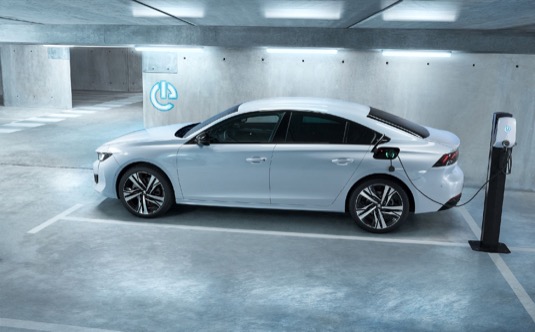 Ve Francii již značka přijímá na nový Peugeot 508 Hybrid a nový 508 SW Hybrid objednávky. V ostatních zemích, na jejichž trhy vozy míří, se budou objednávky přijímat koncem roku.