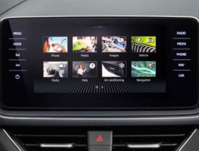 Digitální asistentka Laura rozumí celým větám v šesti jazycích. Využívá standardně dodávanou eSIM kartu a najdeme ji v městském SUV Kamiq a modelu Scala.