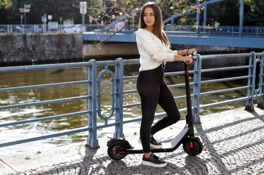 Elektrická koloběžka EVOLVEO ES-LR1 je dostupná prostřednictvím sítě internetových obchodů a vybraných prodejců. Doporučená koncová cena je 12 990 Kč včetně DPH.