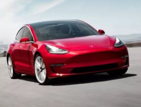 auto elektromobily Tesla Model 3 zpoplatnění konektvity