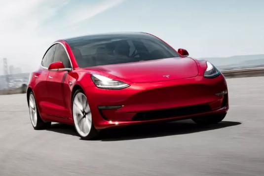 auto elektromobily Tesla Model 3 zpoplatnění konektvity