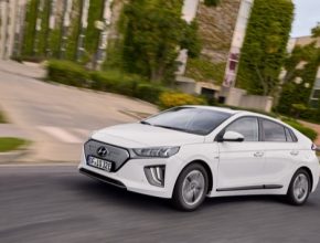 Nový IONIQ Electric s vylepšenými akumulátory o kapacitě 38,3 kWh pojme výrazně více elektrické energie a nabízí nyní celkový dojezd 311 km (WLTP)