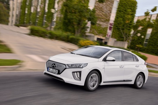 Nový IONIQ Electric s vylepšenými akumulátory o kapacitě 38,3 kWh pojme výrazně více elektrické energie a nabízí nyní celkový dojezd 311 km (WLTP)