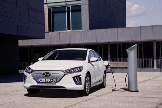 auto elektromobil Hyundai Ioniq Electric u nabíjecí stanice.