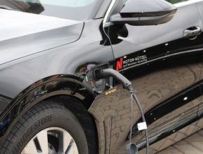 Elektromobily jsou i u českých řidičů čím dál tím oblíbenější