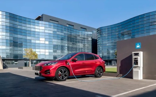 auto Ford Kuga se nabíjí u nabíjecí stanice