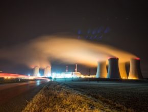 jaderná elektrárna Dukovany v noci