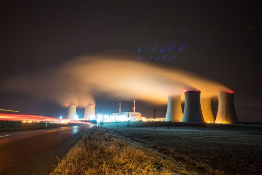 jaderná elektrárna Dukovany v noci