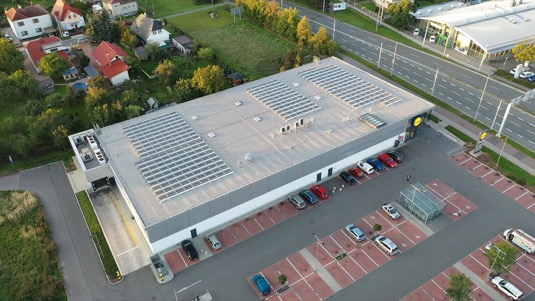 Lidl využívá energii z obnovitelných zdrojů. Na střechách osmi prodejen nainstaloval fotovoltaické systémy.