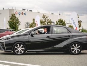 Ministr Havlíček si při návštěvě v Kolíně vodíkovou Toyotu Mirai osobně vyzkoušel, stejně jako vozy na hybridní pohon.