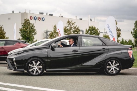 Ministr Havlíček si při návštěvě v Kolíně vodíkovou Toyotu Mirai osobně vyzkoušel, stejně jako vozy na hybridní pohon.