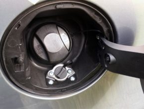 Zatímco pro pohon na LPG (zkapalněný ropný plyn - propan-butan) se auta nejčatěji přestavují, na stlačený zemní plyn (CNG) je výhodnější a nejběžnější koupit auto vyrobené v továrně.