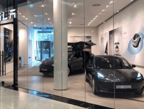 Obchod Tesla Store v Berlíně.