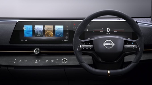 Minimalistický interiér elektromobilu Nissan Ariya si bere inspiraci od značky Tesla