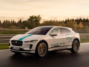 Značka Jaguar spustila na legendární Severní smyčce okruhu Nürburgring službu eTaxi.