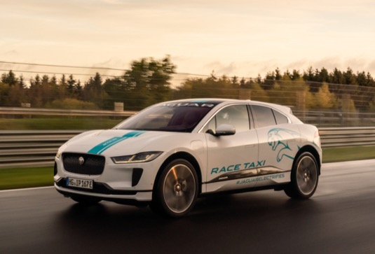 Značka Jaguar spustila na legendární Severní smyčce okruhu Nürburgring službu eTaxi.