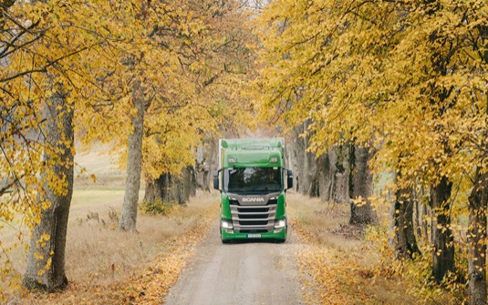 Scania se zavazuje k podpoře cíle dekarbonizace v souladu s omezením globálního oteplování na 1,5 °C