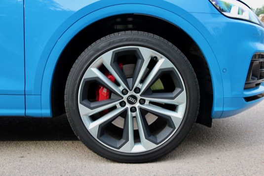 Ačkoli vůz obouvá 21palcové pneumatiky, na komfortu to není znát