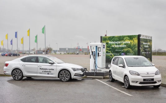 Nabíjecí stanice Chakratec využívá princip setrvačníku, obejde se bez chemických bateriových článků. Kinetic Power Booster díky této technologii umožňuje v Praze dobíjet elektromobily dvojnásobným výkonem ve srovnání s dostupnou kapacitou sítě.